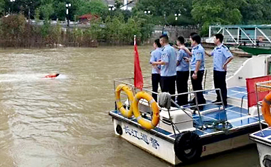  Water rescue robot becomes new rescue equippment of Yangtze River China