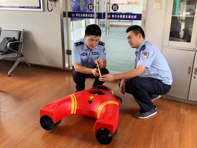 Water rescue robot becomes new rescue equippment of Yangtze River
