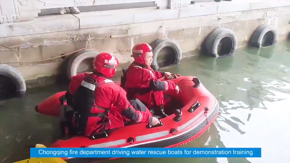 Chongqing fire department driving water rescue boats for demonstration training